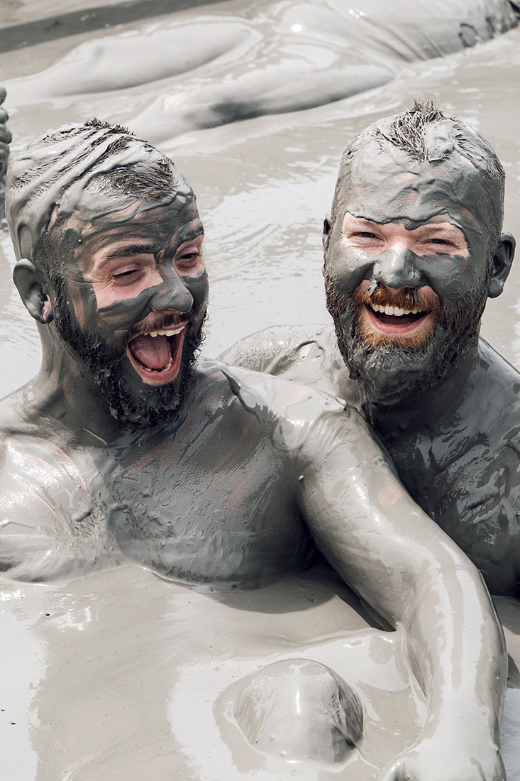 Gay Reise Cartagena Getting dirty was so much fun in healthy Colombian Volcano mud © Coupleofmen.com