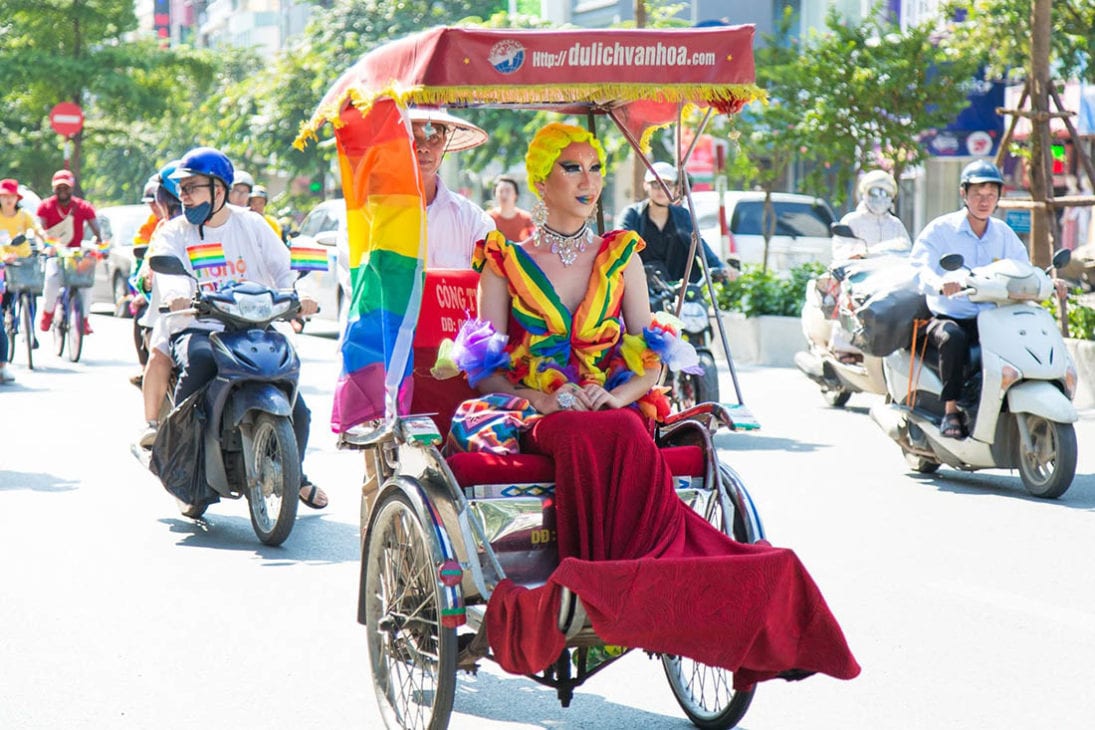 Schwul in Vietnam Gay in Vietnam rainbow mobile with Vietnamese Drag Queen © ICS Ho Chi Minh City