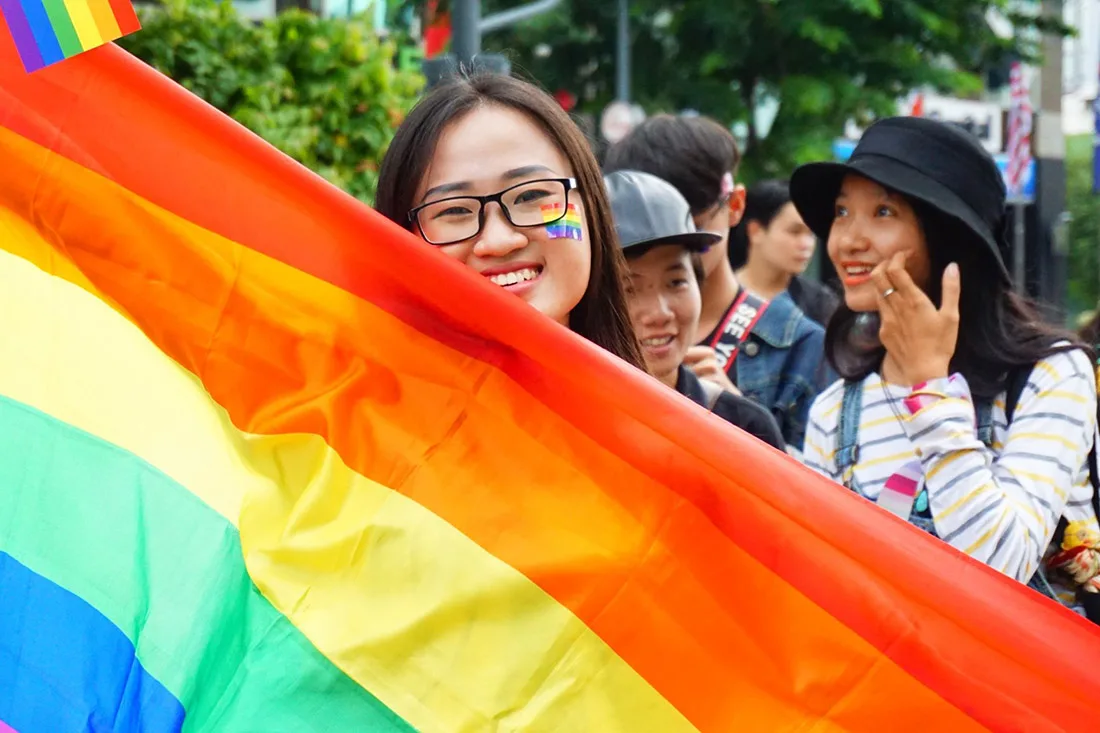 Schwul in Vietnam Gay in Vietnam rainbow flag smiling girl pride © ICS Ho Chi Minh City