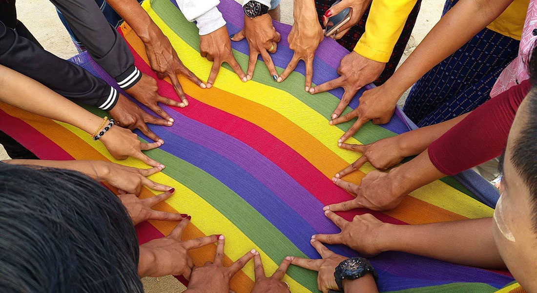 Gay in Myanmar Schwul in Myanmar & Proud Regenbogenfahnen auf Booten © Violaine Beix, Colors Rainbow