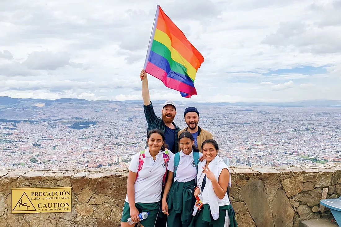 Gay Bogotá Reisetagebuch Gay-friendly students joined us waving the rainbow flag © coupleofmen.com