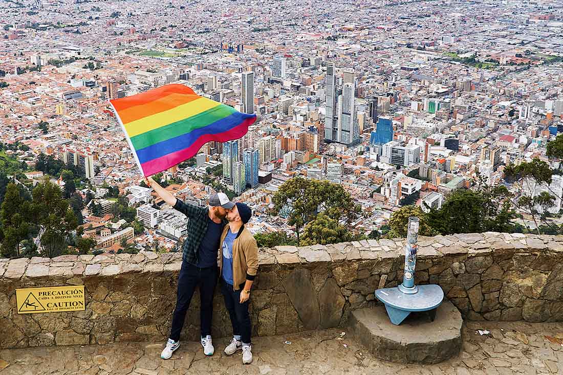 Gay Bogotá Reisetagebuch Waving our rainbow flag above the Colombian metropolis © coupleofmen.com