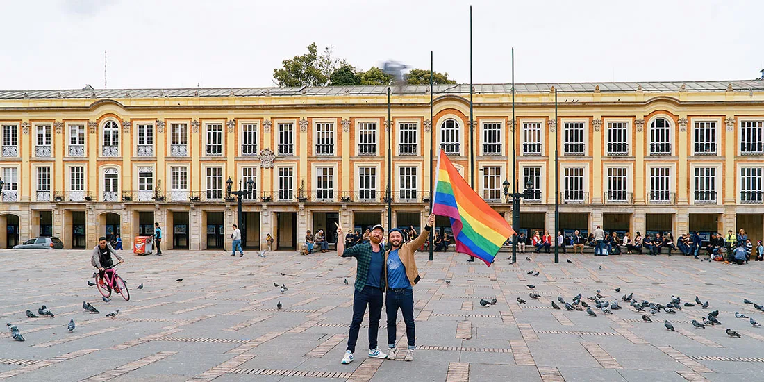 Gay Bogotá Reisetagebuch Waving the rainbow flag on Plaza de Bolívar, Bogotá's main square © coupleofmen.com