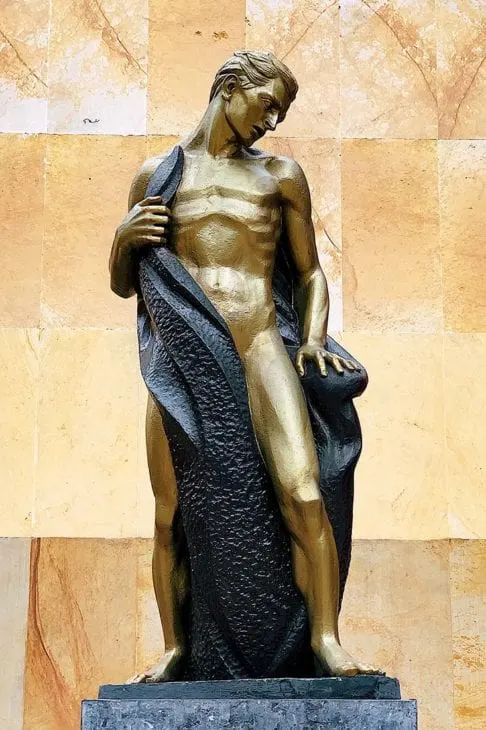 Golden statue we found in the gay neighborhood Chapinero in Bogotá © Coupleofmen.com