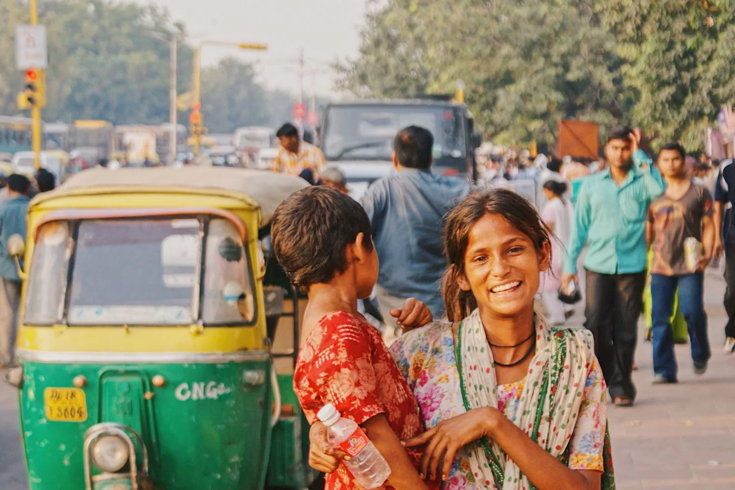 Gay Reise Indien Streetlife in New Delhi with a woman and his child © Coupleofmen.com