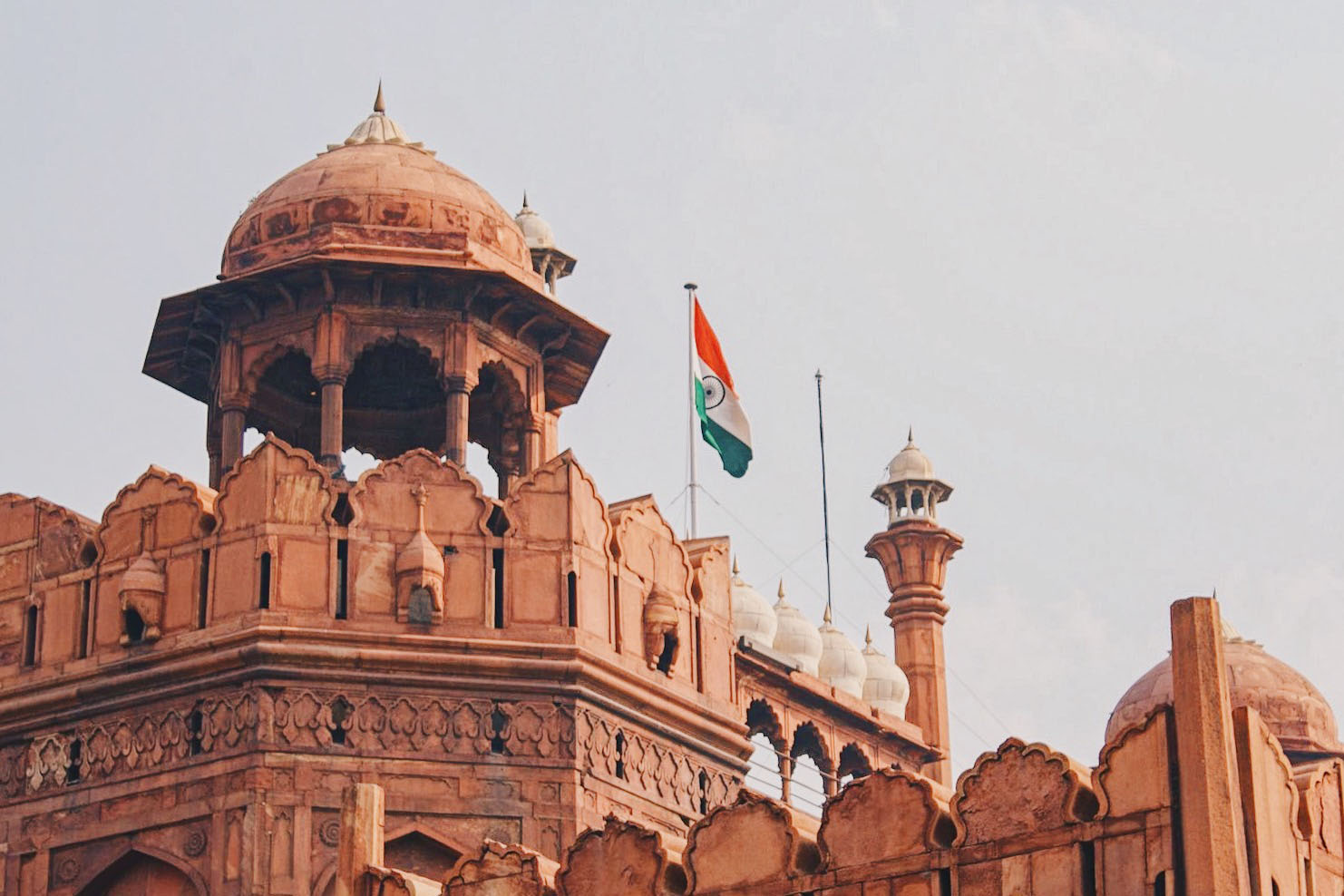 Gay Reise Indien Red Fort in New Delhi with Indian Flag on top © Coupleofmen.com
