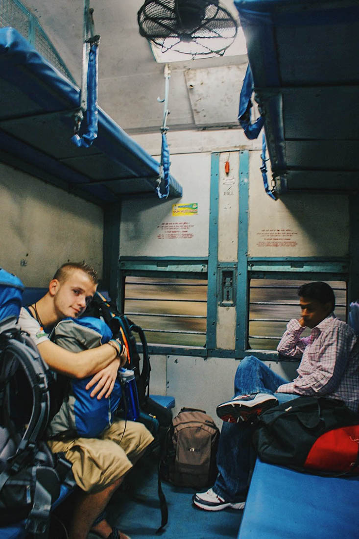 Gay Reise Indien Karl sitting in third class in a train from New Delhi to Agra © Coupleofmen.com