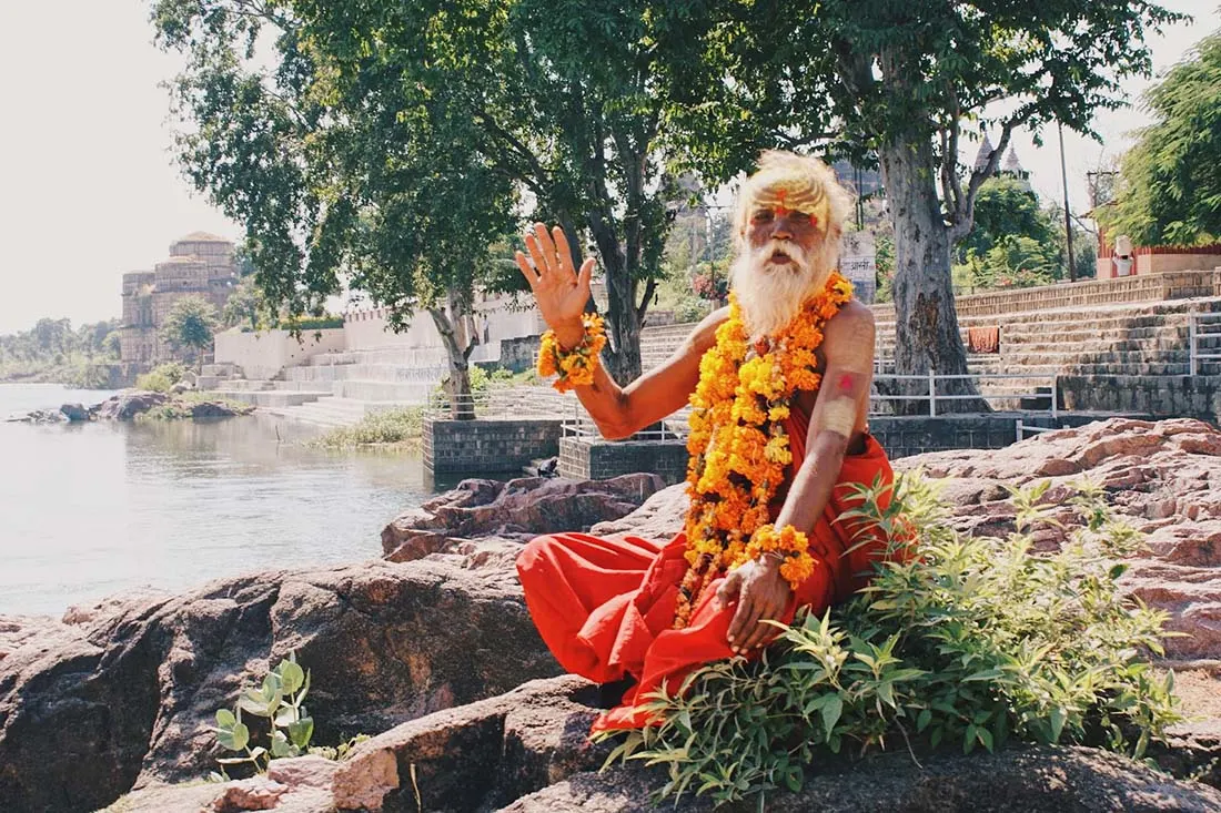 And even here, where almost noone was, Karl found a colorful Sadhu close to Orchha © Coupleofmen.com