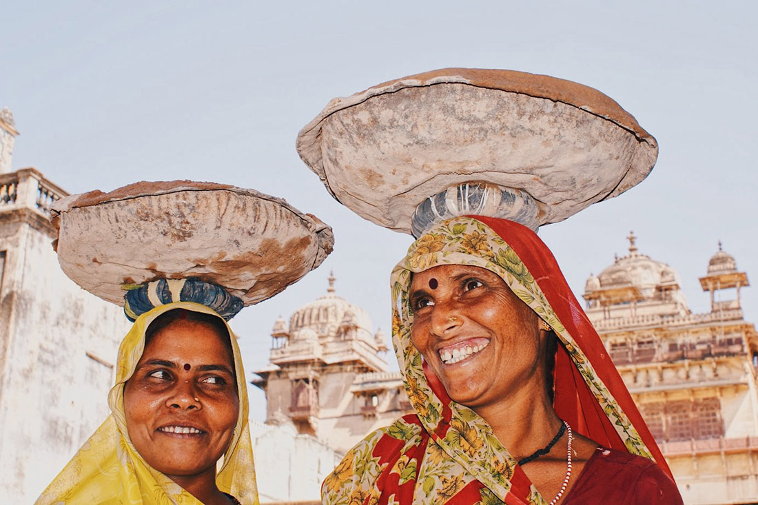 Meeting these lovely ladies in Orchha © Coupleofmen.com