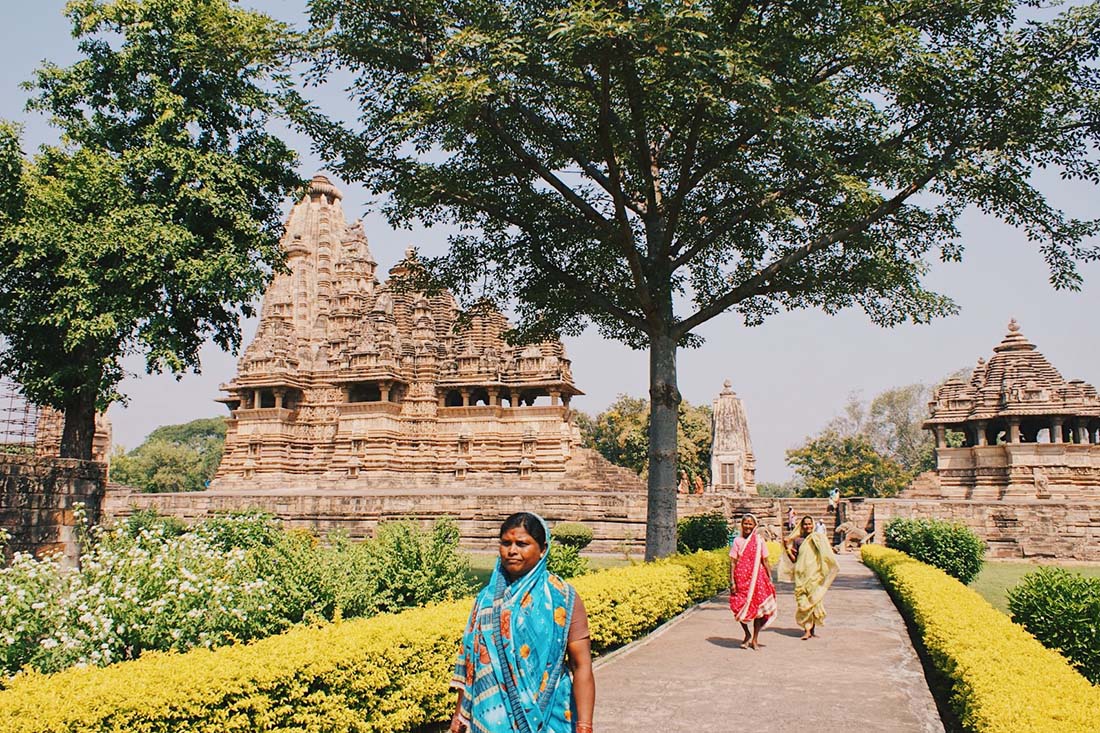 Colorful gardens surrounding the Khajuraho tempels © Coupleofmen.com