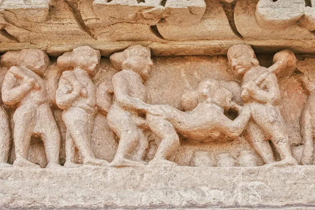 Gay Reise Indien And a close up - erotic sculptures on the temples in Khajuraho © Coupleofmen.com