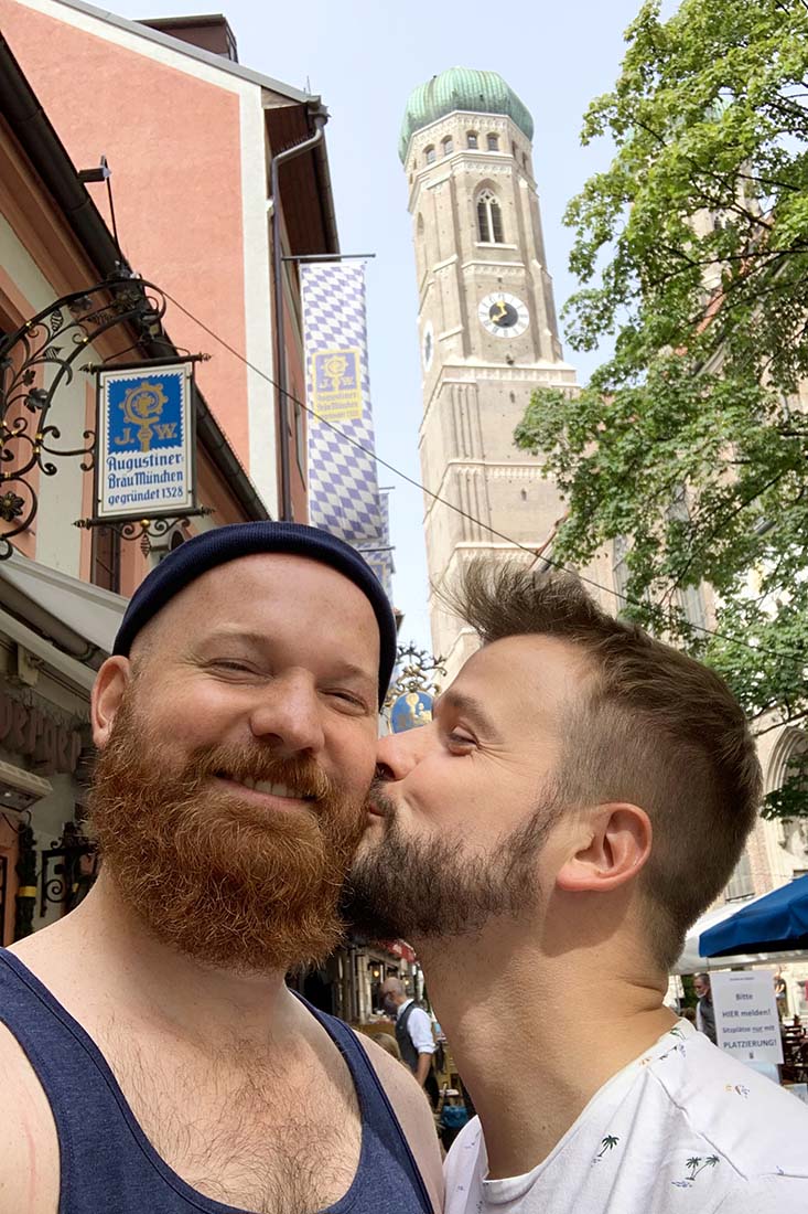 Kiss-Selfie in front of the Cathedral of Our Dear Lady aka Frauenkirche © Coupleofmen.com