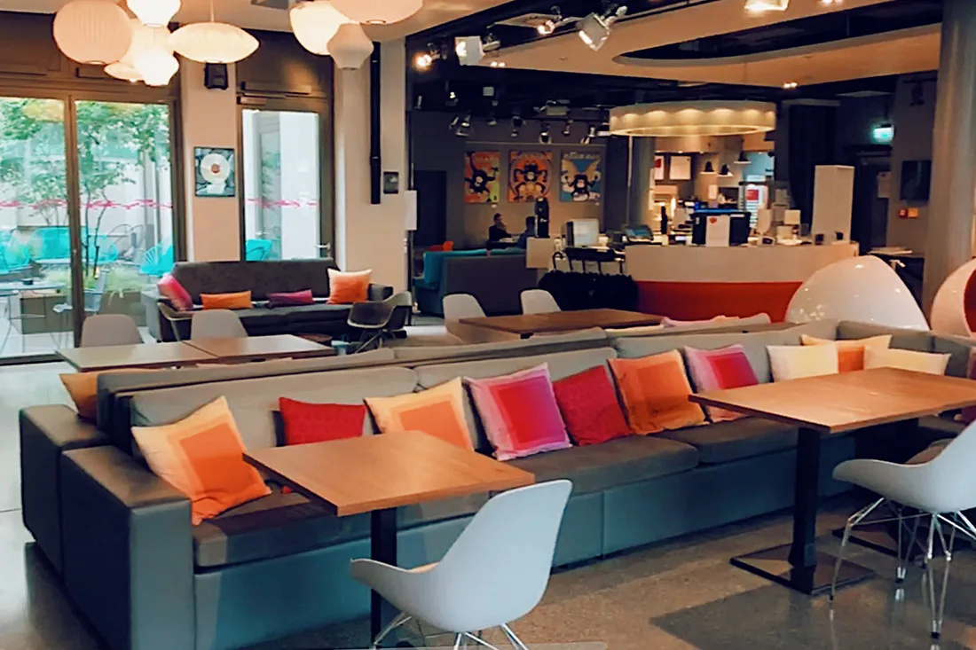 Colorful pillows, a accessible outdoor inner courtyard, the signature bar: Lobby and Lounge with space to work, to have a drink, and to dance with live music events © Coupleofmen.com