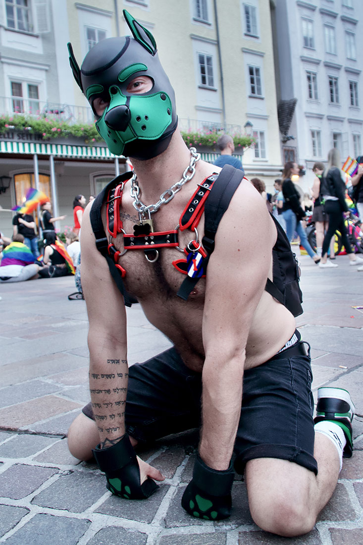 LGBTQ+ freundliche Salzburg CSD Salzburg Pride doggy style with some fetish in a Mask © Coupleofmen.com
