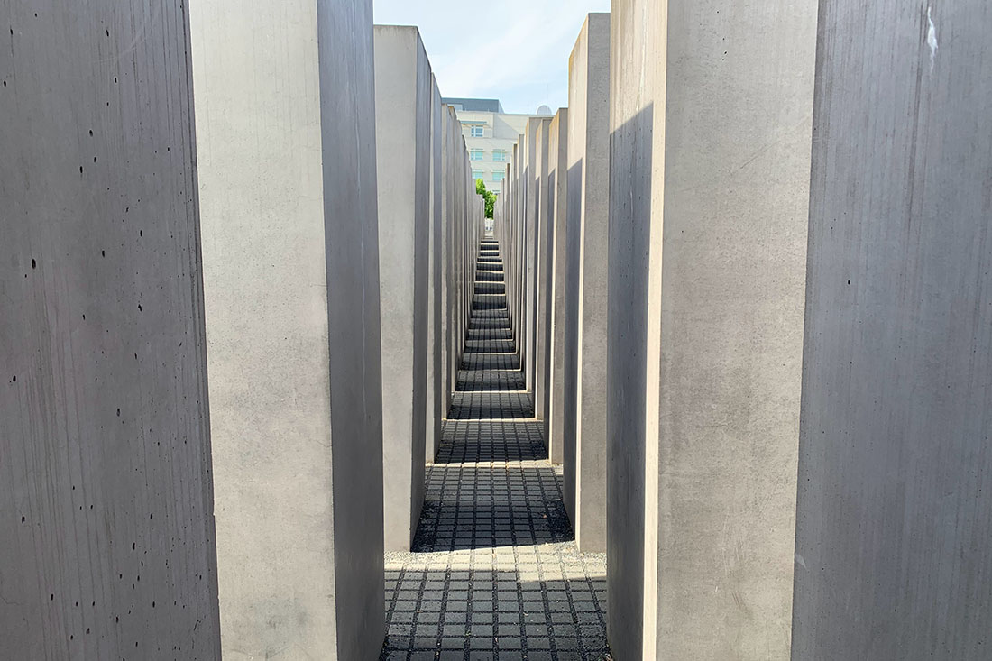 Holocaust Monument in BerlinHolocaust Monument in Berlin Schwule Opfer des Holocaust mit Rosa Winkel