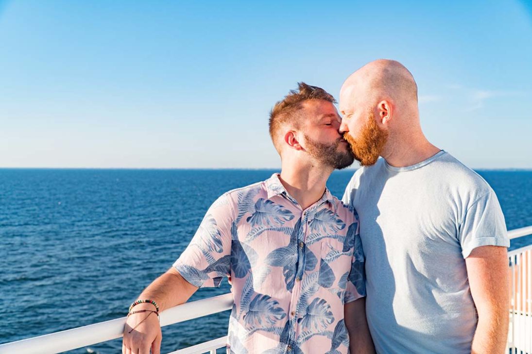 nachhaltige Städtereise Malmö A Gay Couple kissing on a TT-Line ferry on the Baltic Sea from Germany to Sweden © Coupleofmen.com