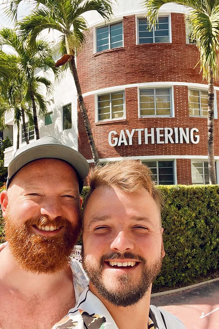 Selfie vor unserem schwulenfreundlichen Hotel Gaythering © Coupleofmen.com