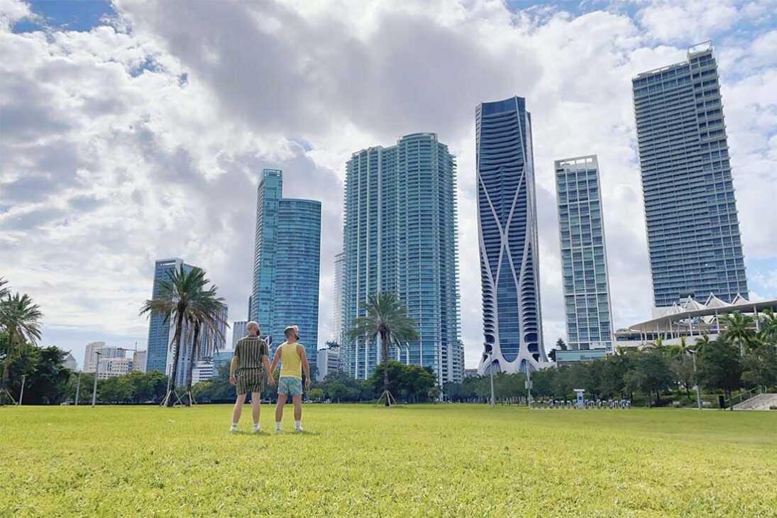 Schwulenfreundliches Miami: Gay Couple holding hands in front of Miami Skyline