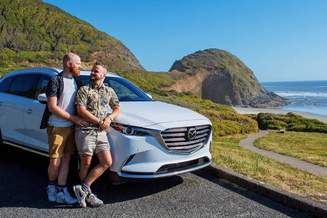 Driving along the Pacific coast in Oregon with our Mazda rental SUV © Coupleofmen.com