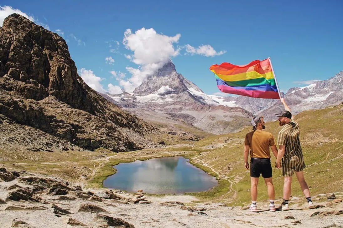Gay Switzerland Trip Gay Switzerland Summer Trip Gay Sommerreise Schweiz: Stolz lassen wir die Regenbogenflagge vor dem Matterhorn im Wind wehen © Coupleofmen.com