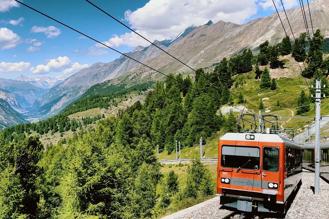 Mit der Gornergratbahn von Zermatt zur Haltestelle Rotenboden © Coupleofmen.com