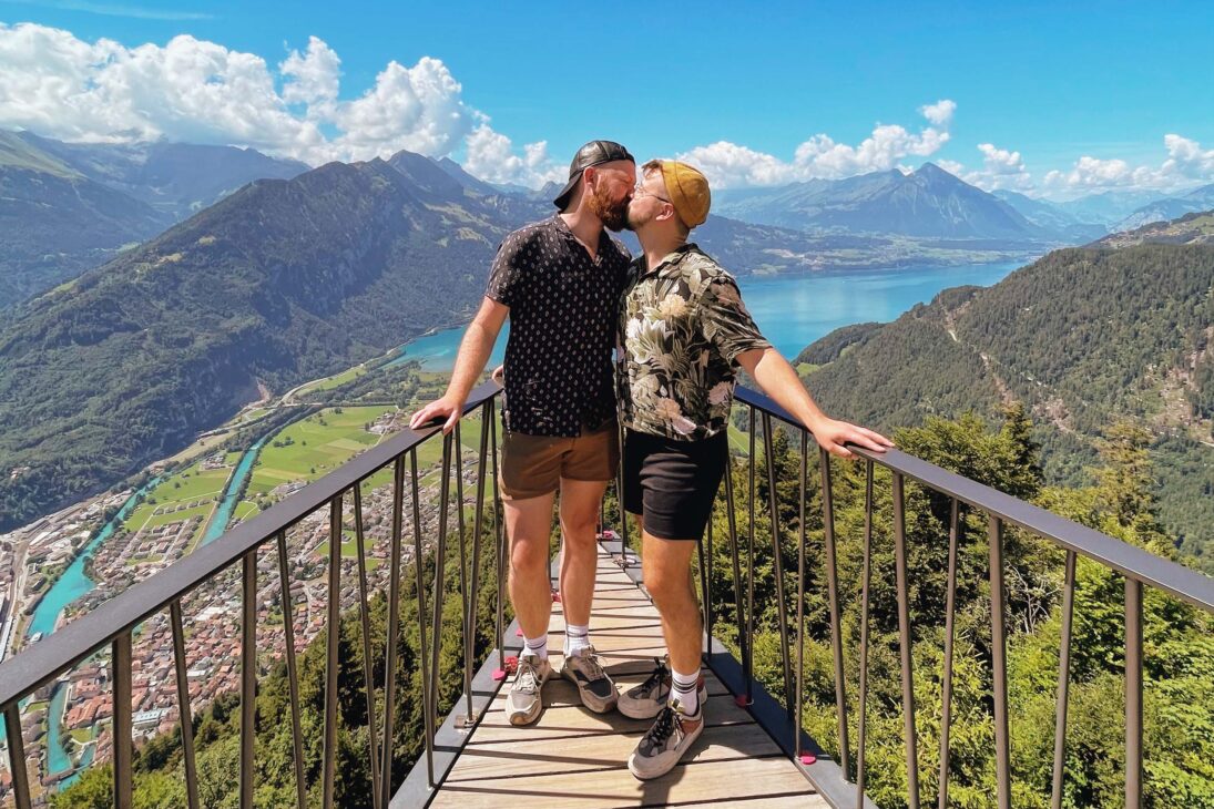 Gay Switzerland Trip Gay Sommerreise Schweiz Ein schwuler Kuss hoch über Interlaken auf dem Zwei-Seen-Steg © Coupleofmen.com