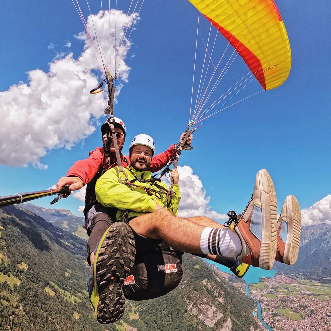 Gay Sommerreise Schweiz Karl hat so viel Spaß bei seinem Tandem Paragliding Flug in Interlaken © Coupleofmen.com