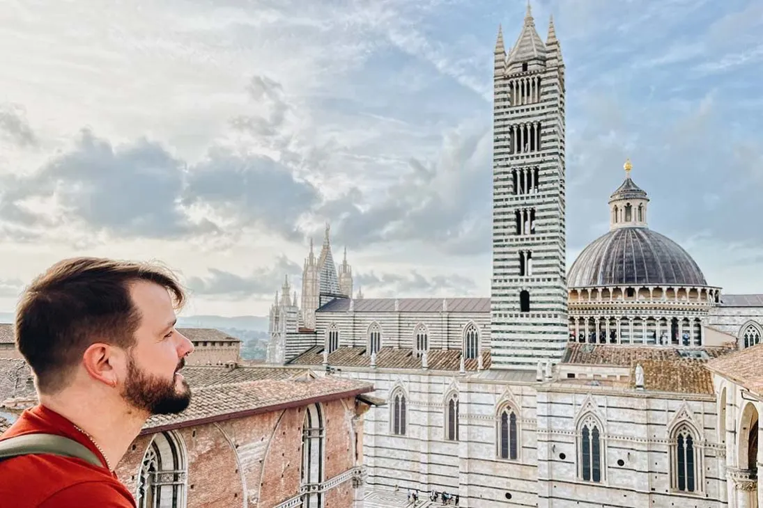 Karl overlooking the Cathedral of Siena © Coupleofmen.com