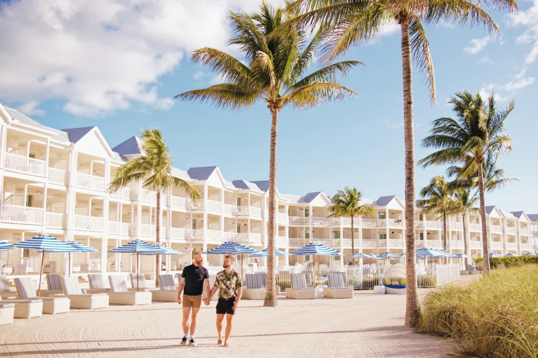 Gay Florida Keys Hand in hand in front of the Isla Bella Resort in Marathon © Coupleofmen.com