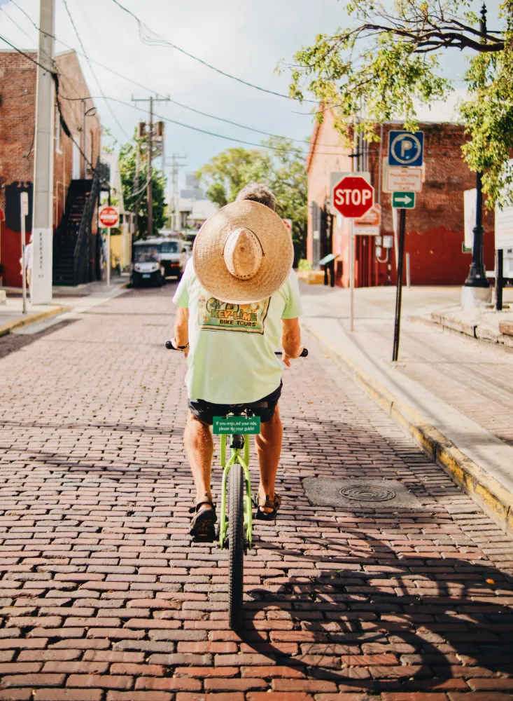 Exploring Key West by bike with Key Lime Bike Tours following the Guide © Coupleofmen.com