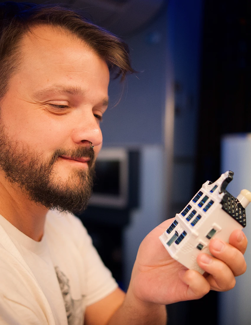 Karl freut sich über die neueste Ergänzung unserer KLM‑Häusersammlung © Coupleofmen.com