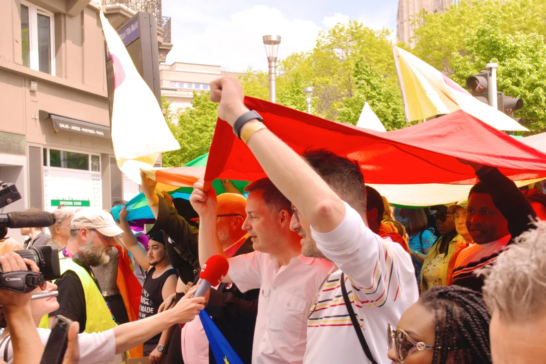 The Belgian Prime Minister walking in front of the Rainbow flag © Coupleofmen.com