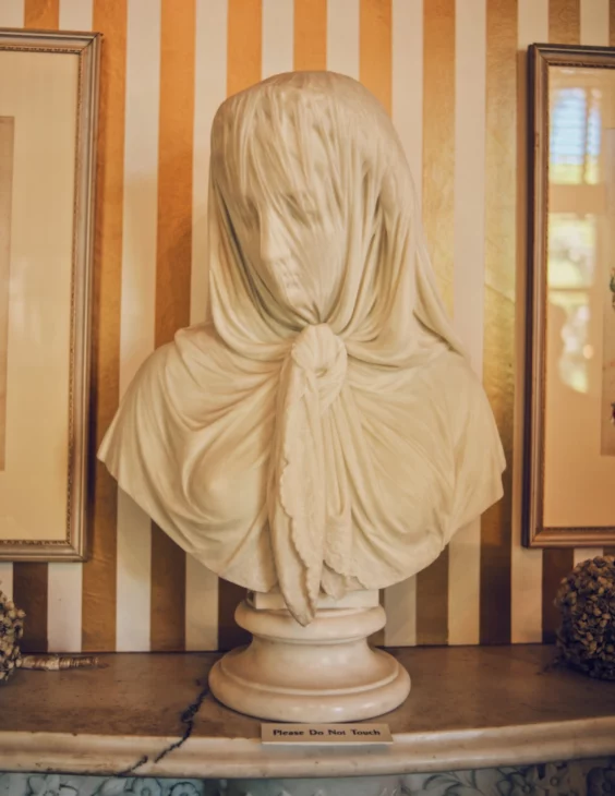 Statue of the Veiled woman by Giovanni Battista Lombardi © Coupleofmen.com