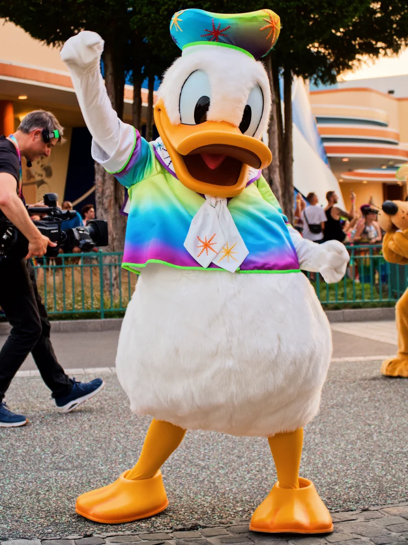 Donald Duck supporting LGBTQ+ Community during Disneyland Paris Pride © Coupleofmen.com