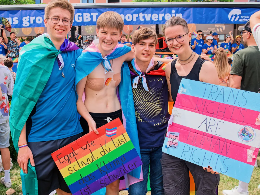 Munich Pride 2023: Love knows no gender for this polyamorous group of teenagers © Coupleofmen.com
