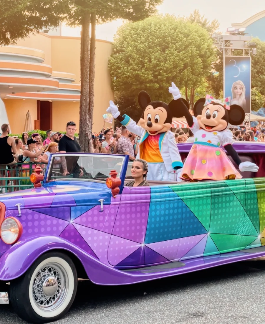 Gay Highlights Disneyland Paris Pride 2023 Mickey Mouse and Minnie Mouse at the beginning of the Disneyland Paris Pride Parade © Coupleofmen.com