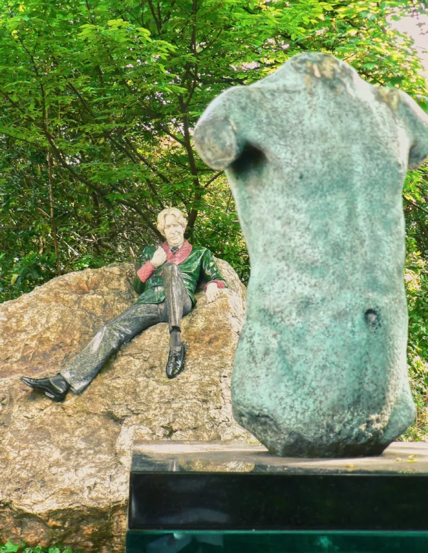 LGBTQ+ Monuments: Oscar Wilde Memorial Sculpture in Dublin © Coupleofmen.com