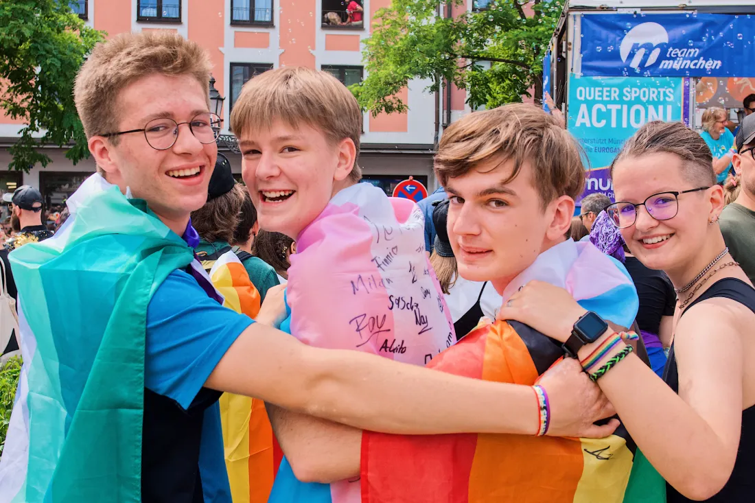Polyamorous group of Teenagers celebrating Munich Pride 2023 © Coupleofmen.com