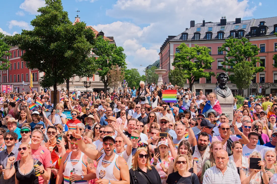 Pride at Gärtnerplatz with Poster "How many more of us have to die" © Coupleofmen.com