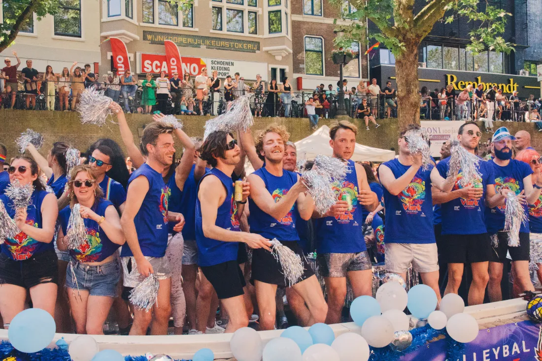 Queer Volleyball in Utrecht_ Vlerk Homovolleybal Utrecht Boat © Coupleofmen.com