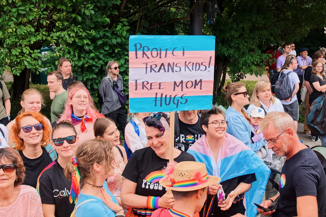 CSD München 2023 Munich Pride 2023: Surrounded by love:  Poster "Protect Trans Kids" © Coupleofmen.com