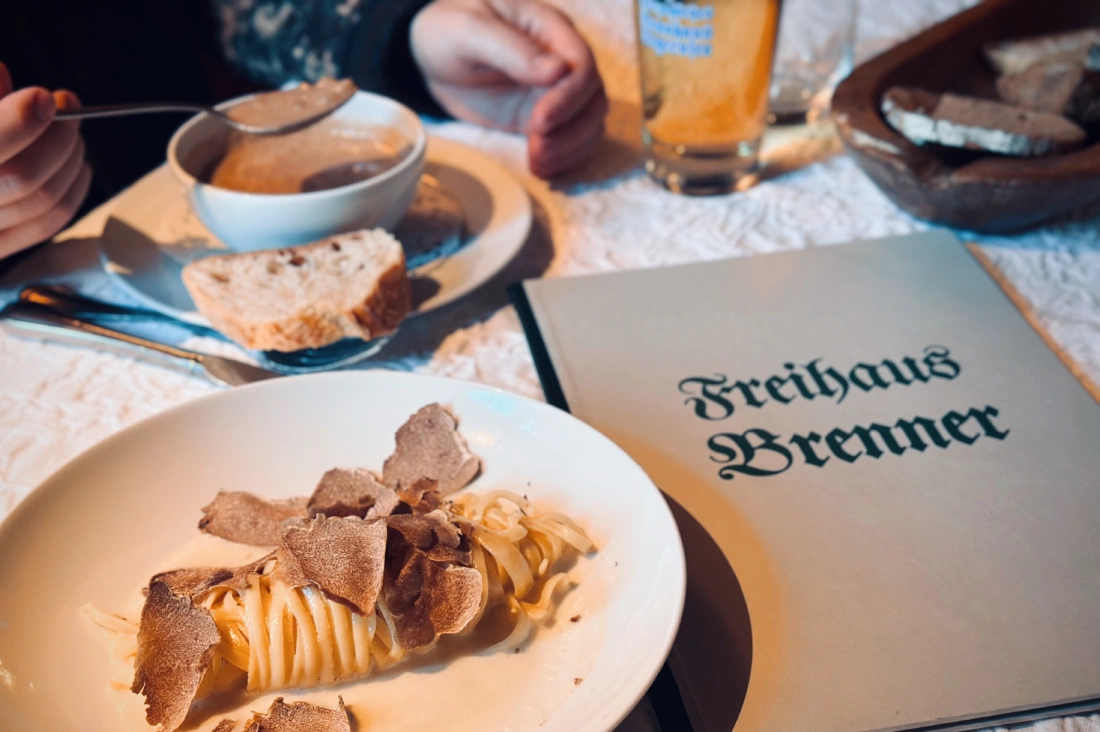 Heiße Macroni-Suppe und Pasta mit frischen Trüffeln im Freihaus Brenner © Coupleofmen.com