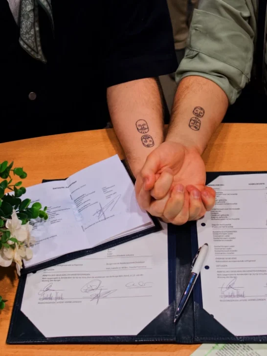 Hand in Hand beim Standesamt Amsterdam mit unterschriebenen Dokumenten &copy; Coupleofmen.com 25 Jahre Ehe f&uuml;r alle Niederlande