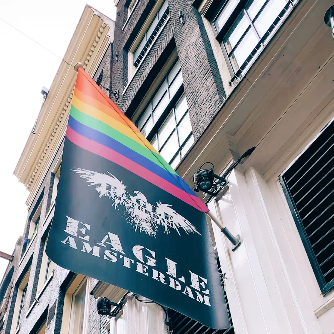Flagge am Eingang des Eagle Amsterdam &copy; Coupleofmen.com Amsterdam B&auml;ren-Community