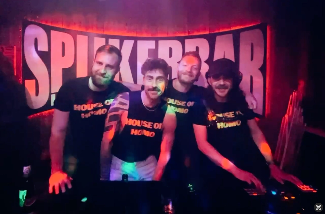 Unsere besten Freunde genie&szlig;en einen tollen Abend in der Spijkerbar Amsterdam &copy; Coupleofmen.com Amsterdam B&auml;ren-Community