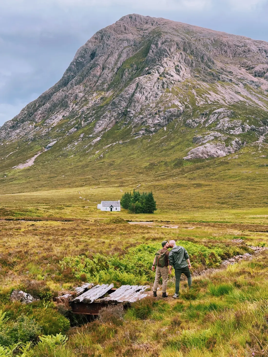 Wee White House Glencoe beneath the Buachaille Etive Mor mountain range © Coupleofmen.com