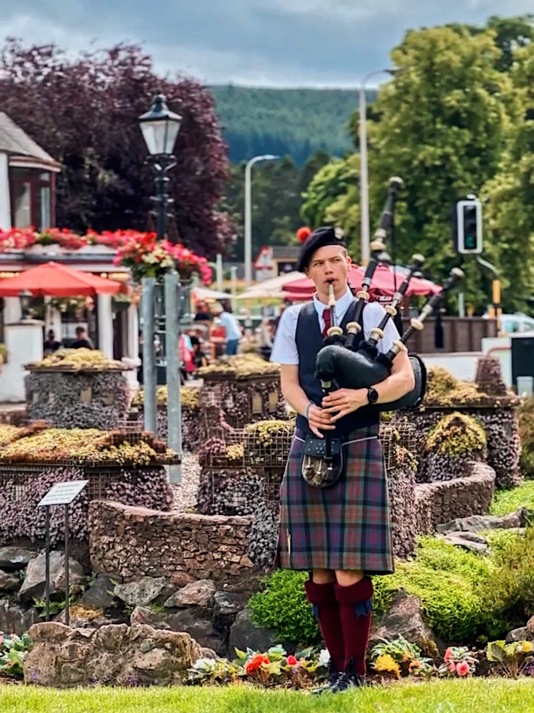 Scottish Bagpiper in Drumnadrochit © Coupleofmen.com