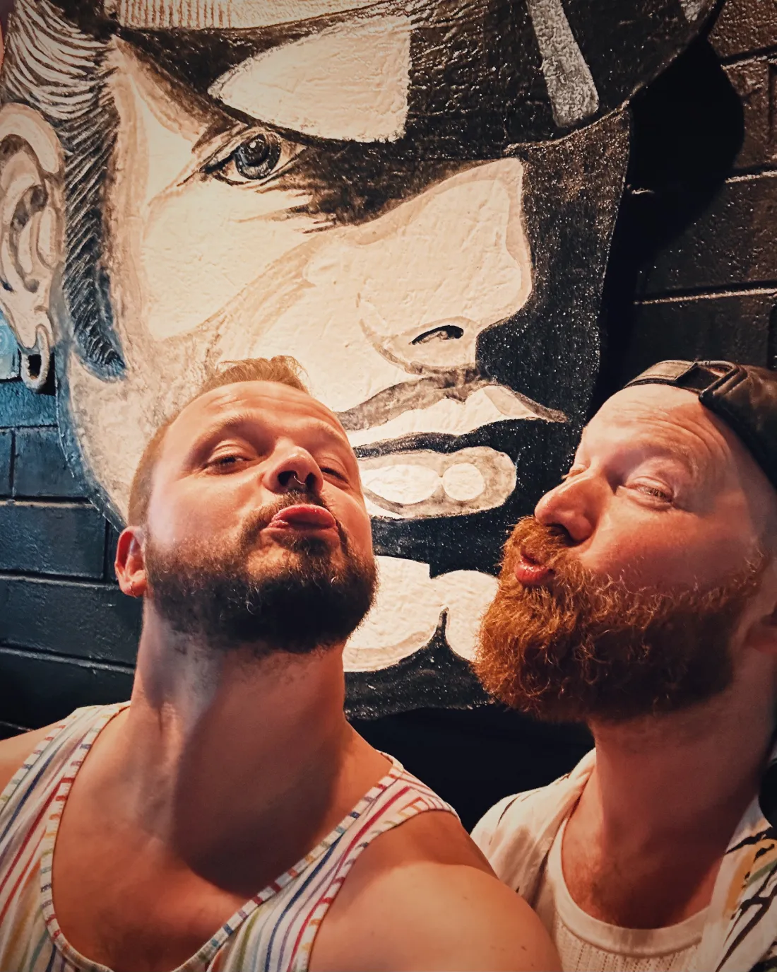 A gay kiss at Toolshed in Palm Springs © Coupleofmen.com