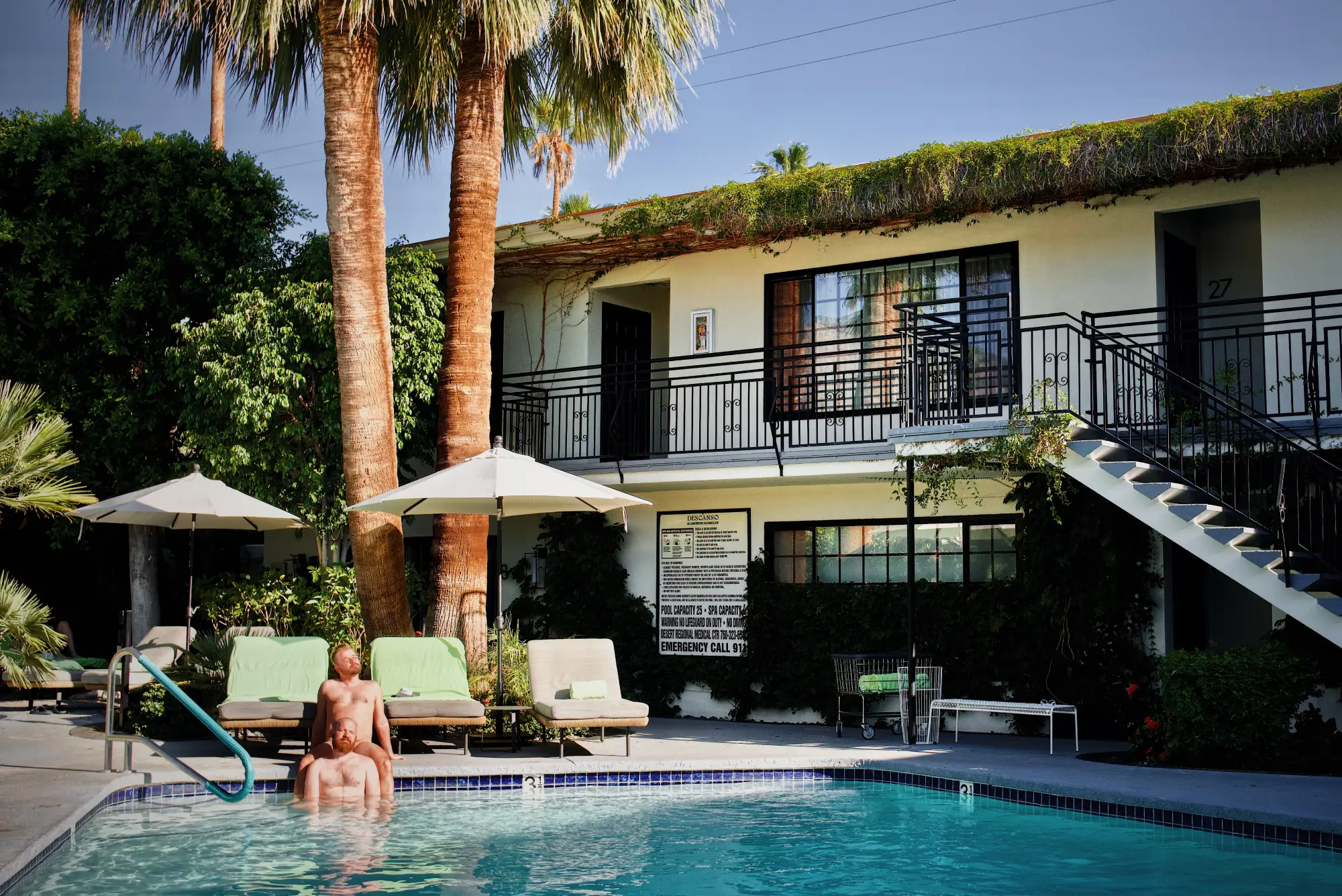 Gay couple hotel review of the gay-men clothing-optional Descanso Resort Palm Springs © Coupleofmen.com