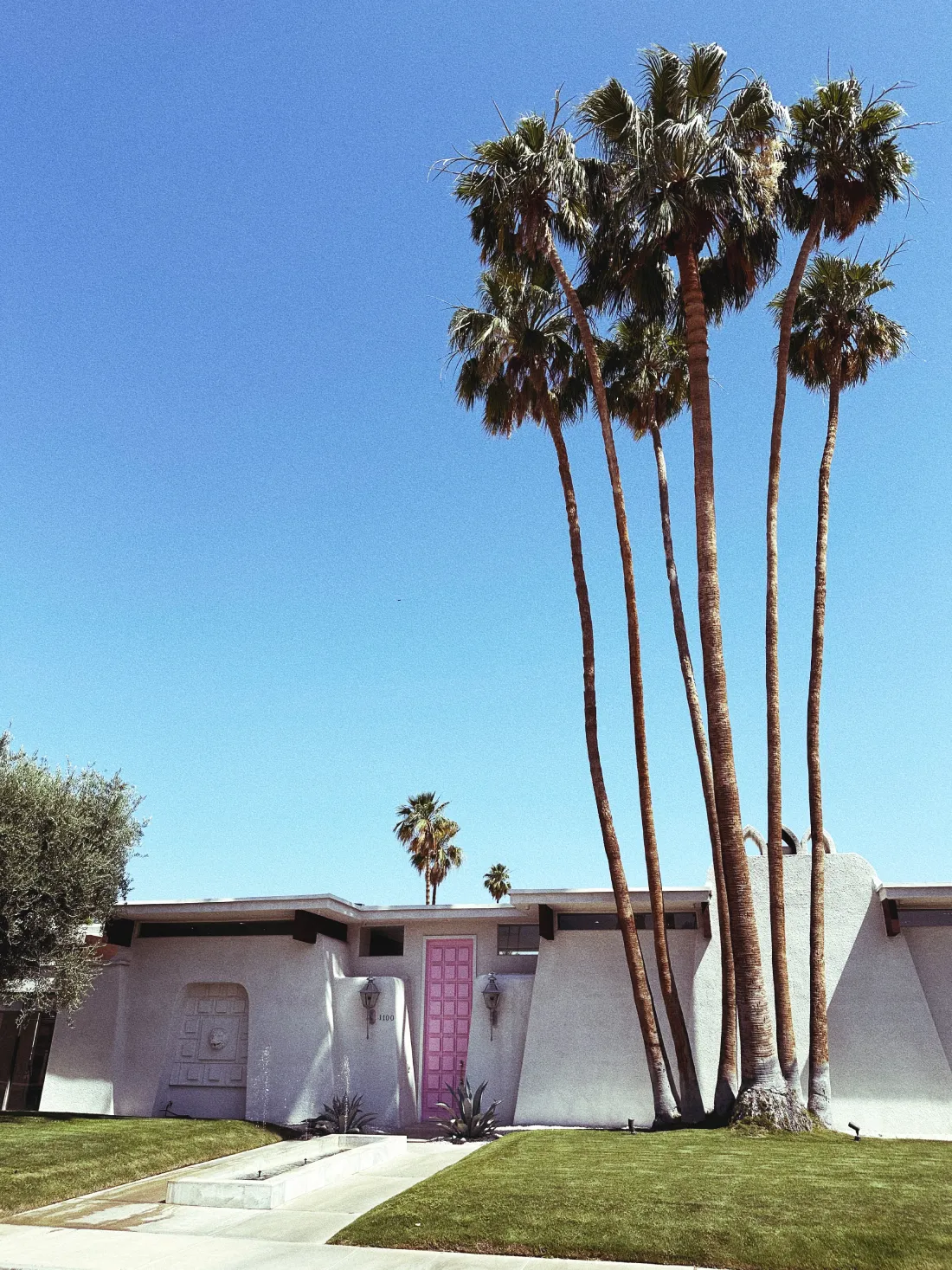 Photo of the estate with the Pink Door © Coupleofmen.com